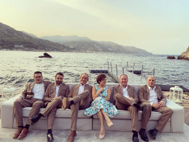 La nostra band specializzata in musica ed eventi live ritratta in un elegante momento di pausa davanti a un panorama marino mozzafiato. Un gruppo coeso di sei musicisti professionisti, vestiti con stile e armonia, pronti ad animare matrimoni esclusivi, cerimonie raffinate, eventi privati e serate d’atmosfera. La bellezza del paesaggio si fonde con l’eleganza della formazione, simbolo della qualità e della passione che portiamo in ogni esperienza di musica ed eventi live.